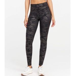 NWT Spanx leggings faux leather camouflaged ($98 US dollar) SMALL